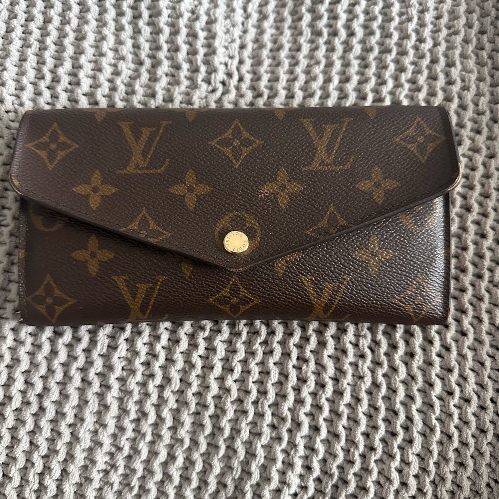 Authentic Louis Vuitton Sarah Wallet in Monogram with Fuschia interior - Picture 5 of 16